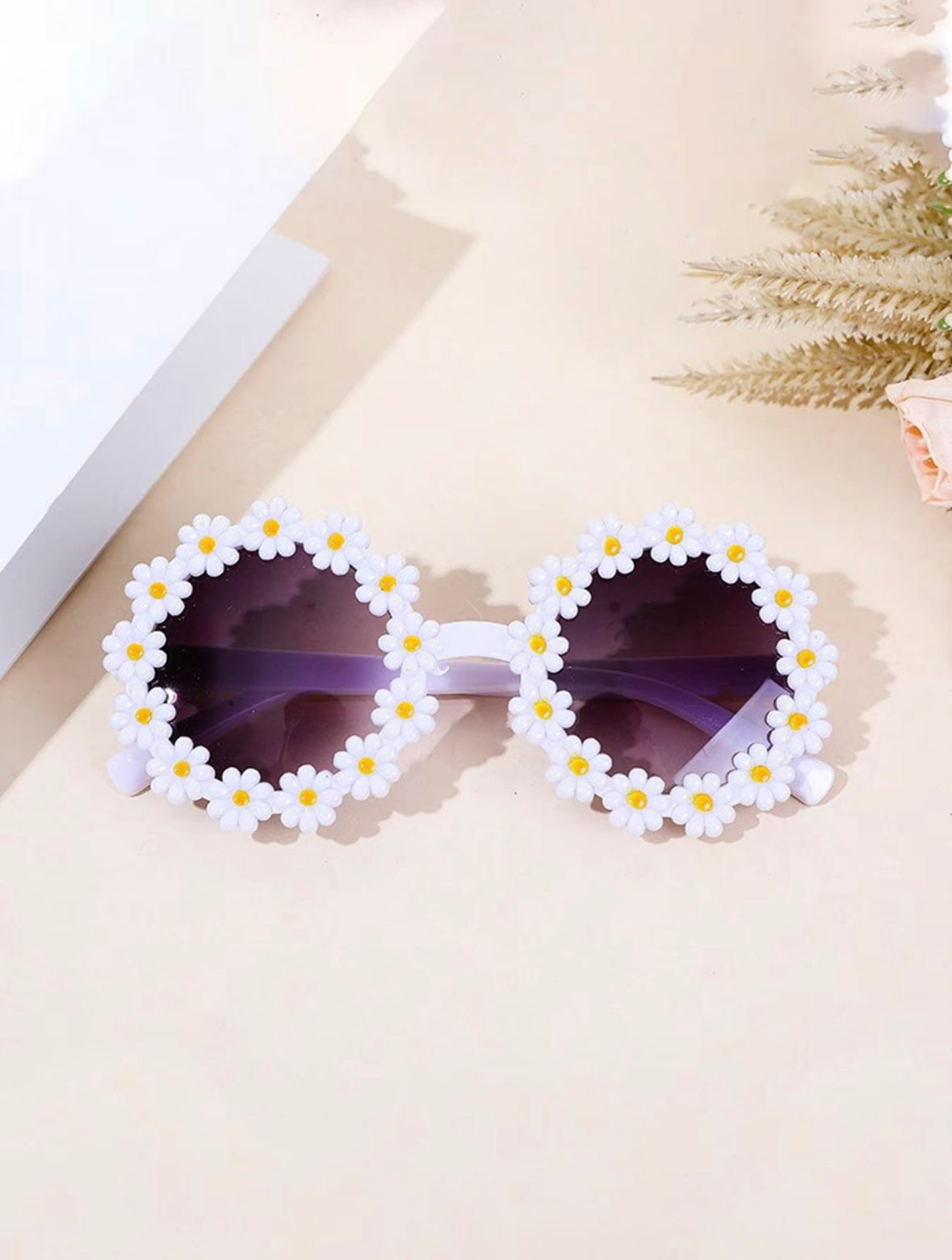Girls Daisy Flower Sunglasses image 1